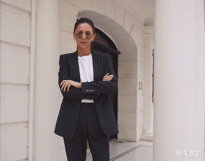 绝美衣搭|不懂“极简风”，为什么不建议随便穿？2位博主的穿搭示范，秒懂
