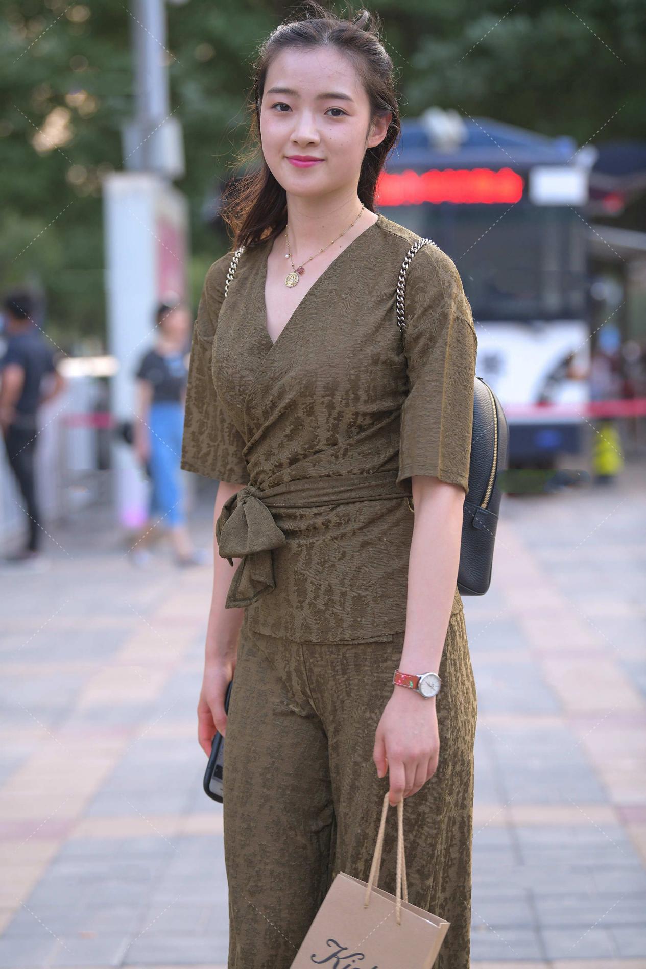 穿衣搭配|棕色套装，简单大气，时尚又高级