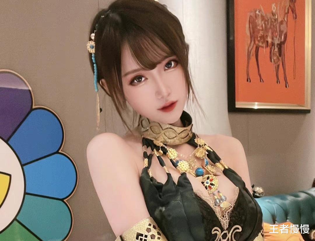 腐团儿|林七七挑战“露肩装”，对比腐团儿丝毫不差，有小鸟依人的感觉