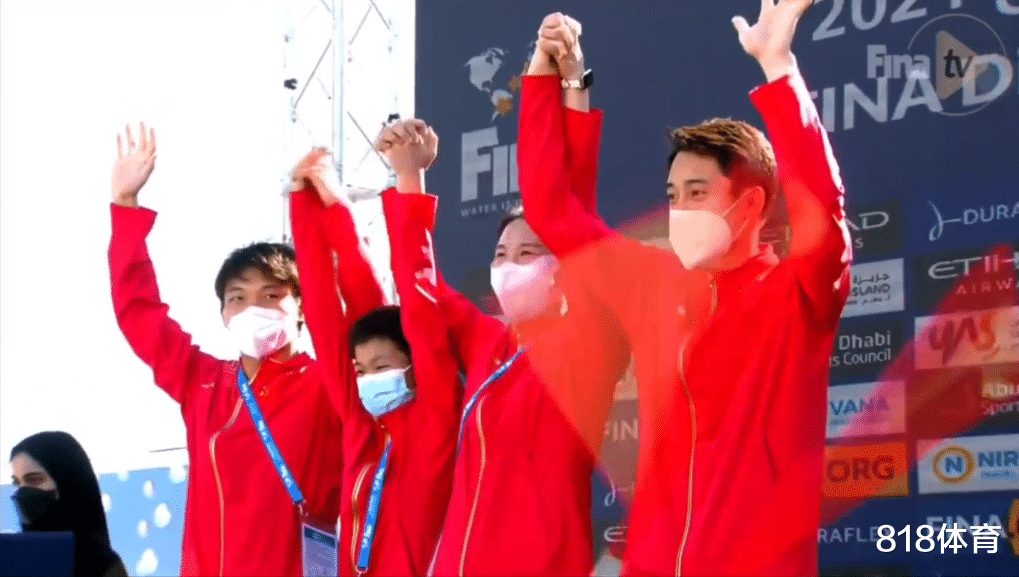 全红婵|笑不活了! 全红婵颁奖鼓掌突然发现右手抱着奖杯, 于是左手拍大腿鼓掌