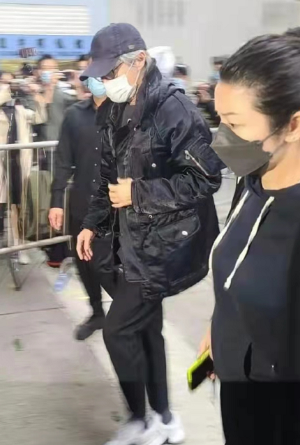 吴孟达|吴孟达葬礼！第三任妻子戴口罩藏不住美貌，17岁儿子穿西装好帅气