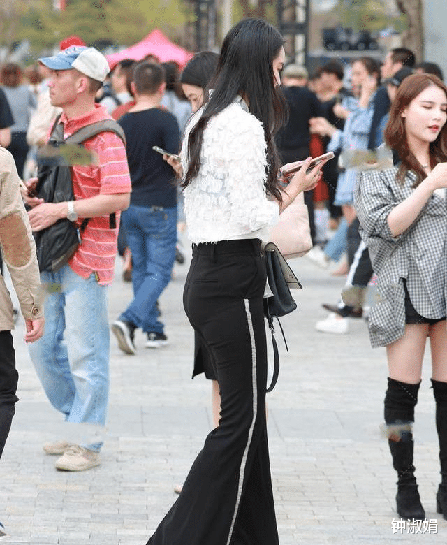 高跟鞋|图案夹克搭配修身喇叭裤，气场强大，性感