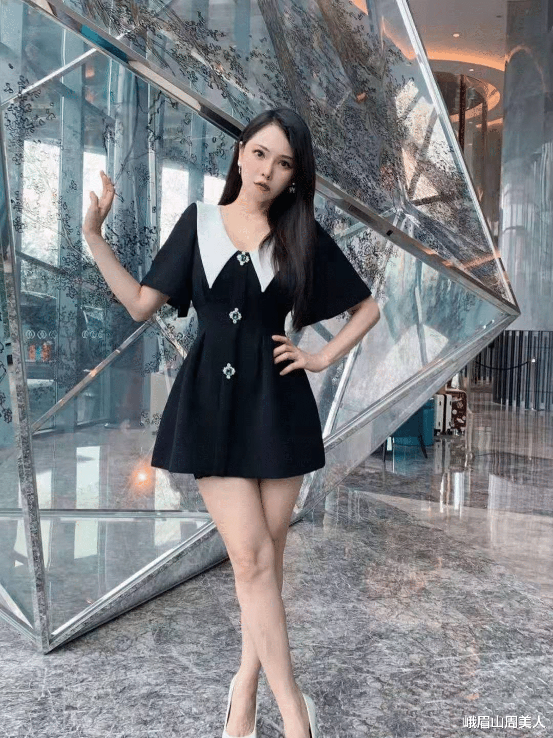 峨眉山周美人|伊能静真有自信，大妈年龄还学人家“露大腿”，配大红靴真够个性