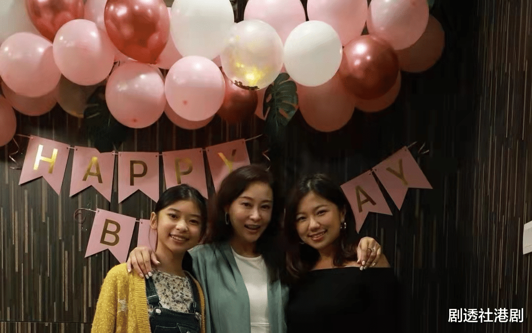 TVB|温馨！TVB“哭戏专业户”获剧组惊喜庆生，视两个继女为己出组幸福五口之家