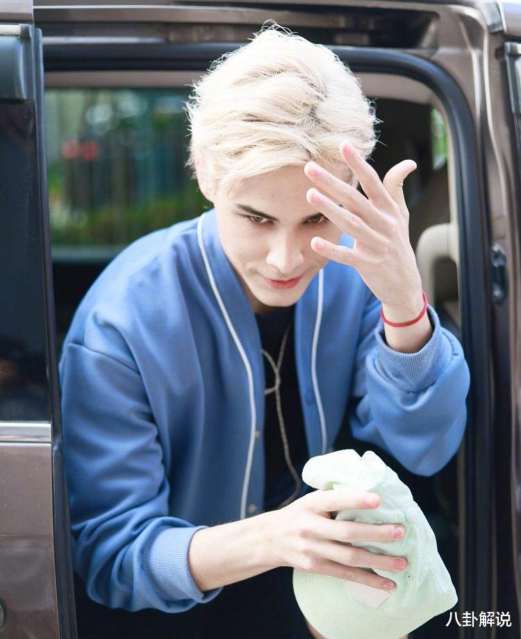 利路修|利路修终于不顶油头出现,换新发型后,大家却不关注颜值只看手势