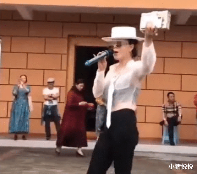 小猪悦悦 重庆“帽子姐”再度亮相，座驾再换法拉利，“风光 ”不减当年！