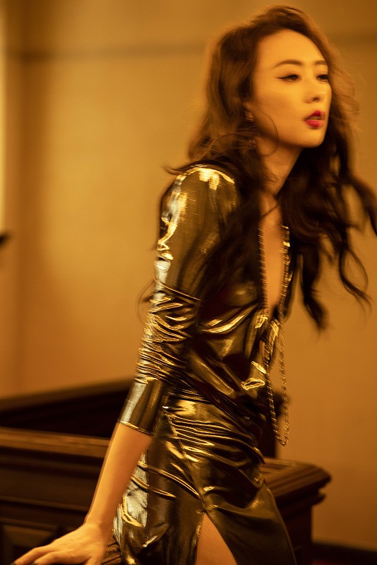 小白爱美搭 童瑶尺度放开了,穿“未来风”长裙气场真足,配上美艳妆容超美