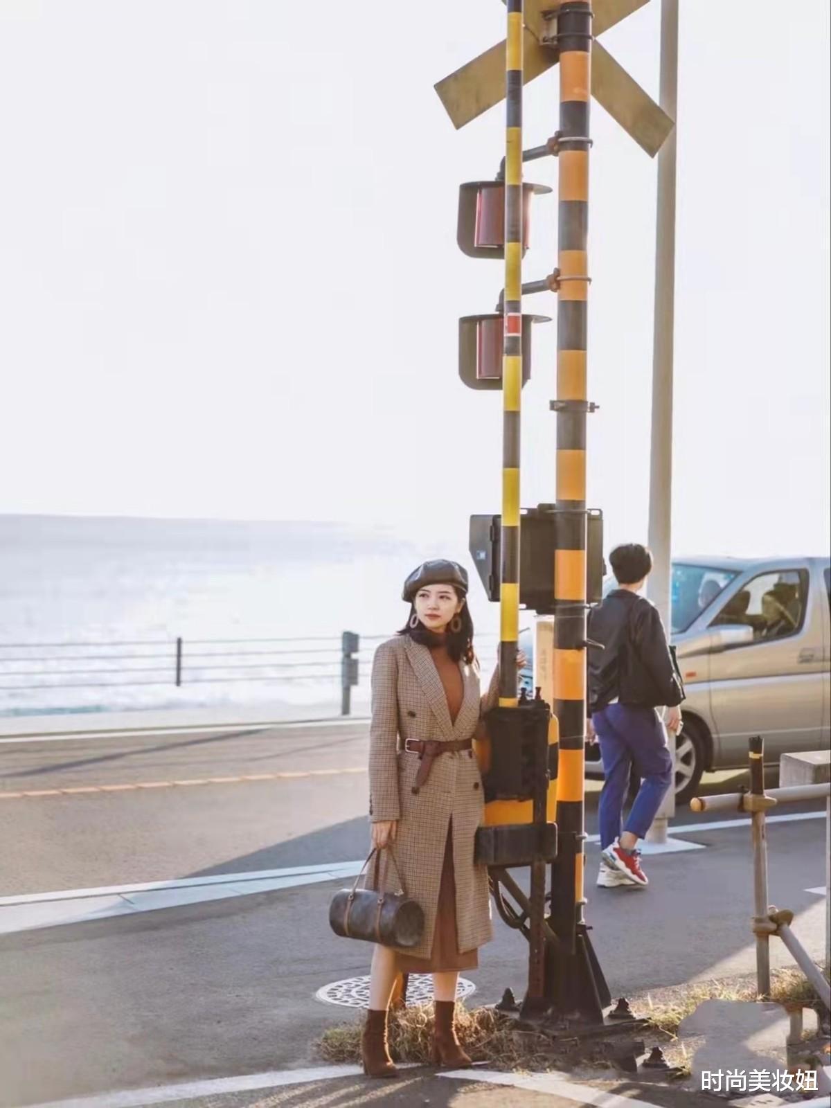 时尚美妆妞 大衣怎样穿才更显“贵”?学会同色系搭配,随便穿都是大牌范