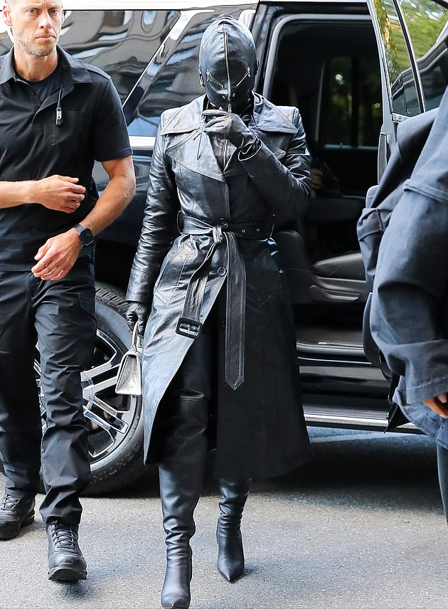 金卡戴珊新造型太拉風啦！一身黑色皮衣，還戴著黑色皮面具太酷瞭-圖2
