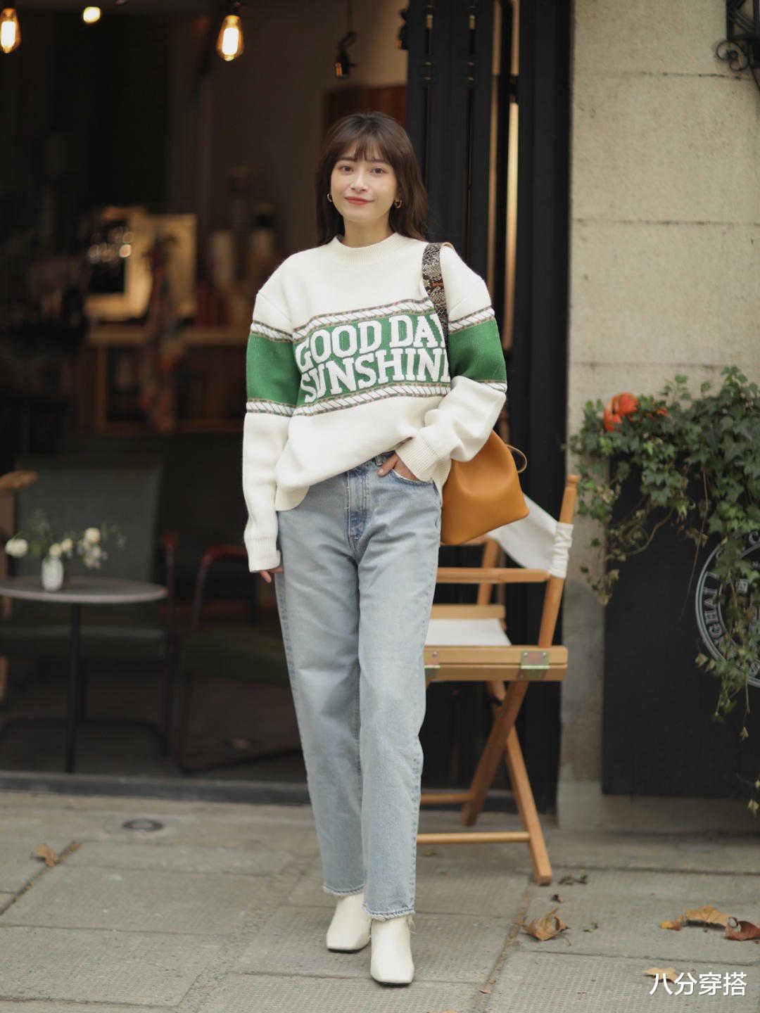 八分穿搭|“针织衫”的高级穿法是这样的，搭配牛仔裤简约大气，保暖舒适