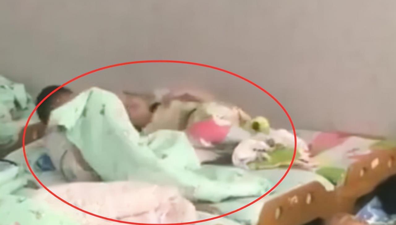 小雪妈妈育儿|幼儿园午睡“男女混睡”，老师无意间拍下的照片，家长群议论纷纷