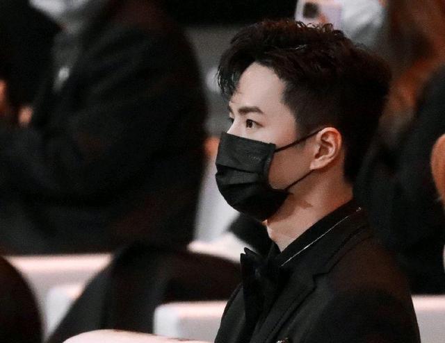 短发|王一博短发重现,百变造型成看点,品牌大佬在线为其打榜!