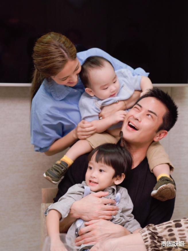 郑嘉颖|郑嘉颖小22岁娇妻晒海边照，大冷天穿短裙开心蹦跳，2年2胎体质好