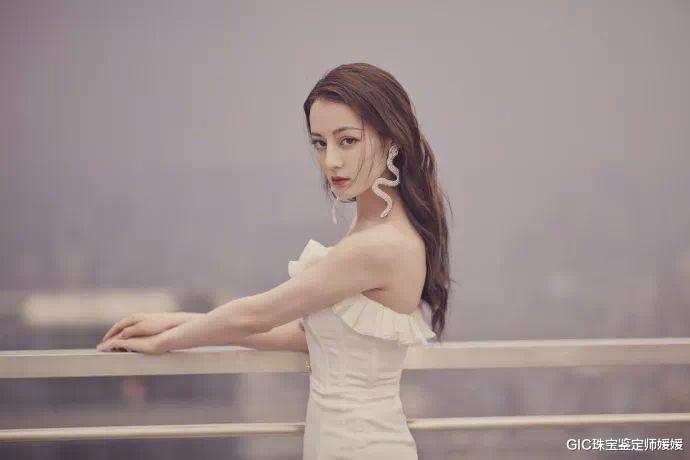 GIC珠宝鉴定师媛媛|一条项链加高定礼服成就女王气场，太美太罪恶的珠宝，非它莫属了