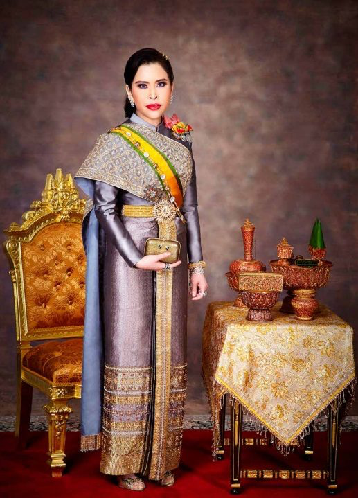 全球时尚风行 泰国血友病公主忍着病痛亮相!运动服遮住粗腰,医护人员形影不离