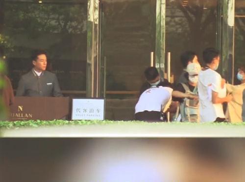 徐丰溪|娱乐圈真实一幕,五六人围黄轩做造型,旁边朱雨辰独站眼神落寞