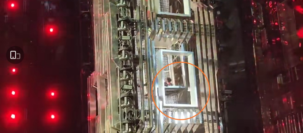 张杰|张杰演唱会首场见红，从升降台上摔下来，手部流血，歌迷现场照还原意外现场