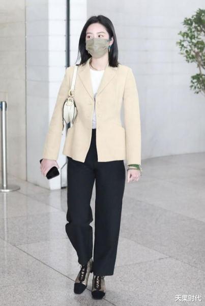 天果时代 杨采钰机场私服真时髦,杏色小西装配黑色长裤简洁利索,气质出众