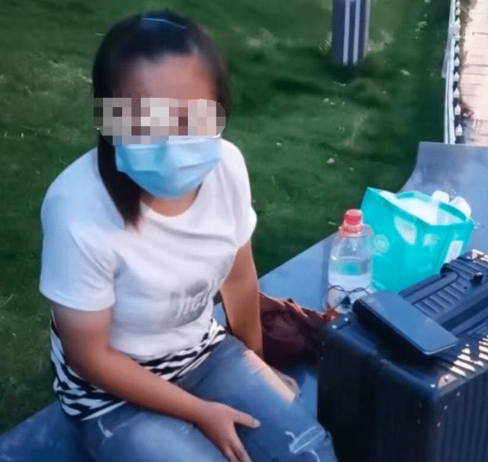 女孩|男子好心帮助20岁流浪女孩，遭女孩疯狂示爱：我就要以身相许