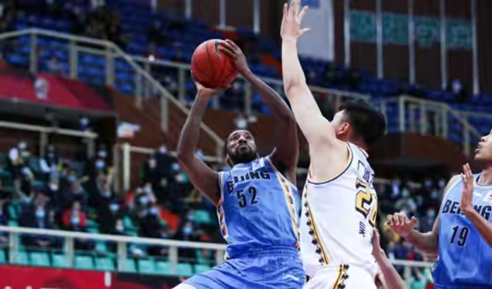 浙江男篮|明明是广厦与北京的比赛，为何观众席外坐满了浙江男篮的球员？