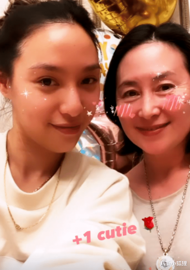 何超琼|59岁何超琼与好友聚会K歌，跟霍震霆同框合照，气场不输年轻名媛