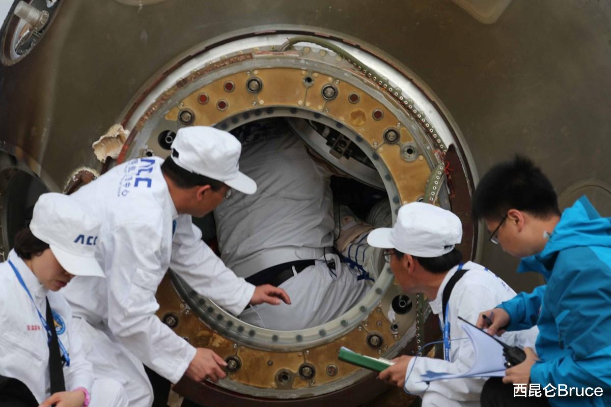 如果空间站出了事,宇航员选择从太空跳伞,能顺利回到地球吗?