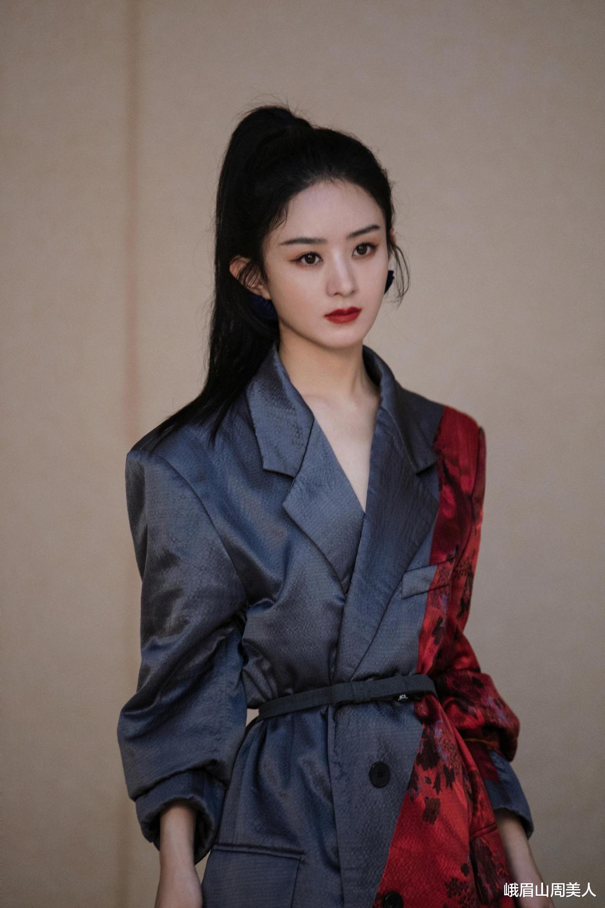 赵丽颖|赵丽颖这次不扮嫩了！穿裸粉亮片裙拍油画大片，端庄优雅仙气满满