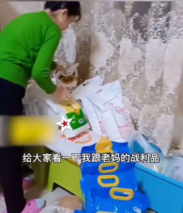 冷静点!女子囤物资,将储备的物品逐一摆放排成长龙:够开超市了