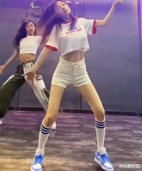 赵薇|李小璐穿“液体裙”热舞，“干弟弟”表示她今年会复出？