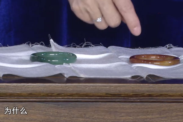 玉雕|一对翡翠手镯价值1000万元,再高价都不出手,其魅力何在?