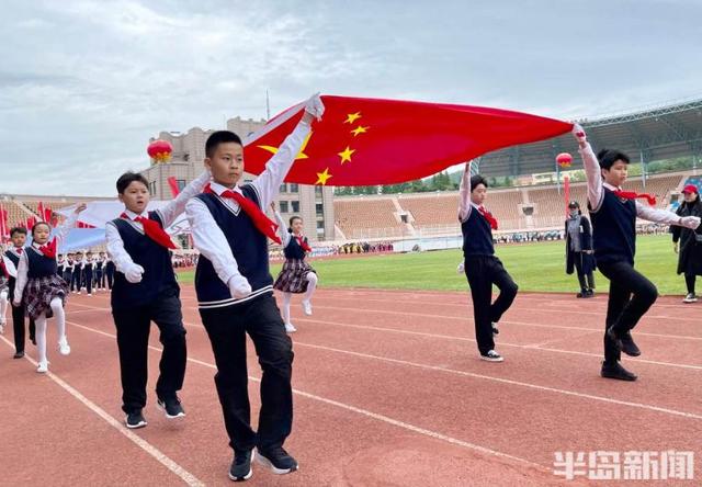 半島新聞客戶端 燃起來(lái)！市南區(qū)實(shí)驗(yàn)小學(xué)運(yùn)動(dòng)會(huì)開(kāi)幕，學(xué)生多才多藝演繹異域風(fēng)情