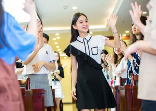 豪门明星|22岁少女身价78亿，7套豪宅，网红“董事长”逆袭故事全靠编