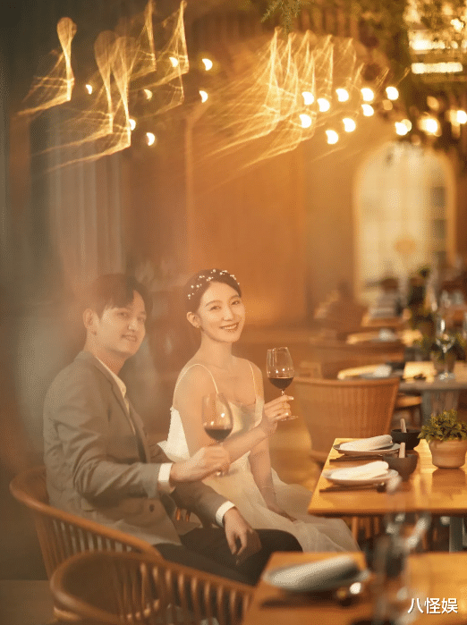 薇娅|马可王丹妮罕合体秀恩爱，夫妻俩烟花下甜蜜亲吻，互相投喂好幸福