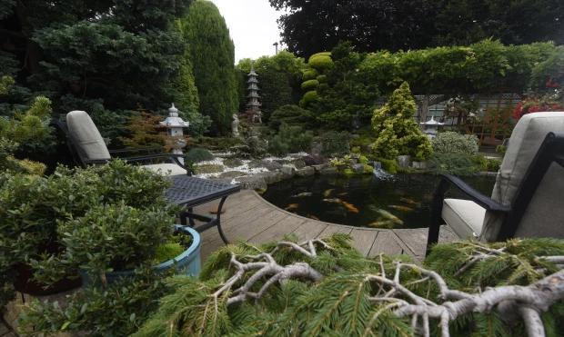 别墅|英国土豪自家别墅后面建了个大花园，内有锦鲤池、茶馆和中文刻字