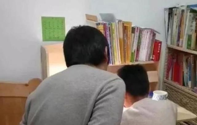 雪落无尘谈|大学教授辅导女儿作业碰壁，想生三胎缓解教育焦虑，网友评论亮了