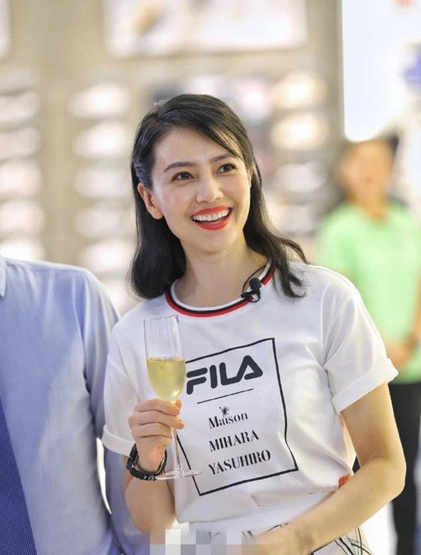 |高圆圆路透生图曝光，留短发状态和精修图差距大，不过身材是真好