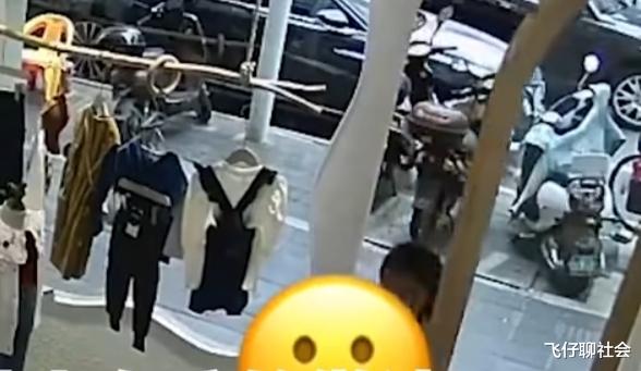 被陌生人尾随,小女孩匆忙跑进店铺求救,老板娘安抚后出门查看