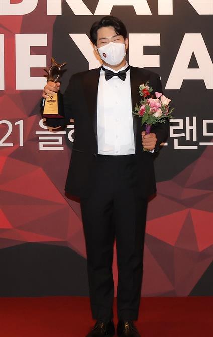 刘在石|刘在石再度荣获韩国年度最佳男综艺人物奖，国民MC实至名归！