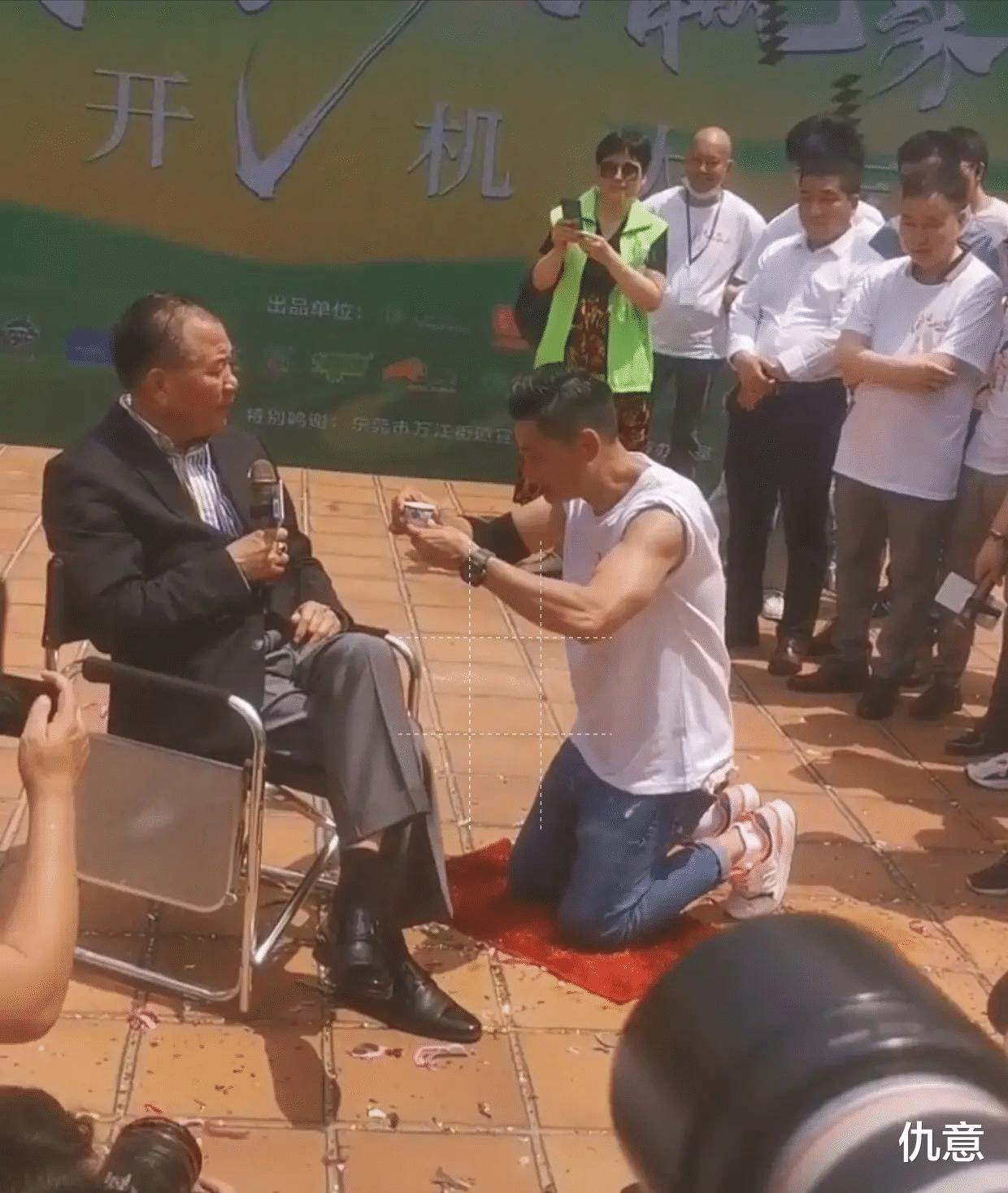 万梓良|香港艺人拜师老牌明星被剩茶水浇头红包砸脑袋：他有资格这样做！