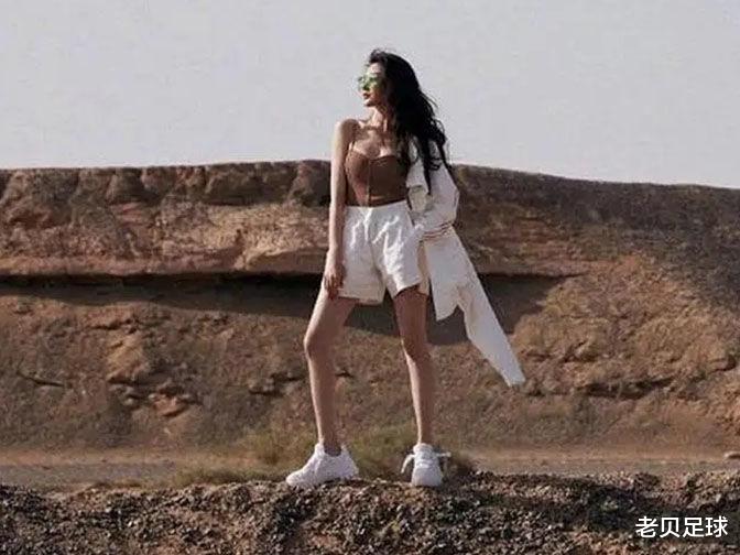 跨过鸭绿江|张天爱在沙漠中拍写真，穿吊带装秀曲线美，拍照动作引起热议