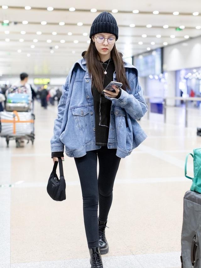 潮帮先生|时髦入秋从一件牛仔外套开始，学52岁许晴这么穿，阿姨也能变姐姐