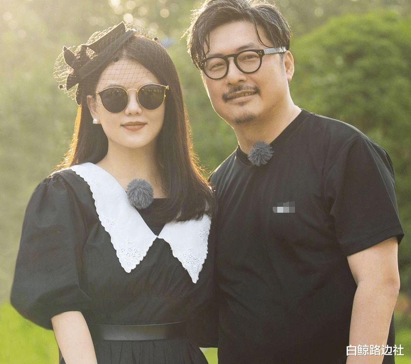 王诗龄|王岳伦携女儿到三亚度假！勾肩搭背感情好，王诗龄用沙子埋爸爸脚