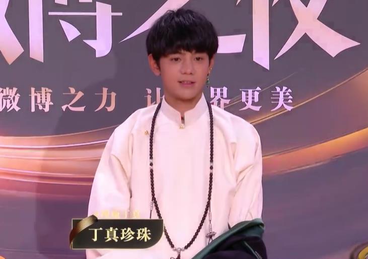 李子柒|李子柒微博之夜造型直播幻灭，脸颊浮肿嘴歪，穿高跟鞋难救身高