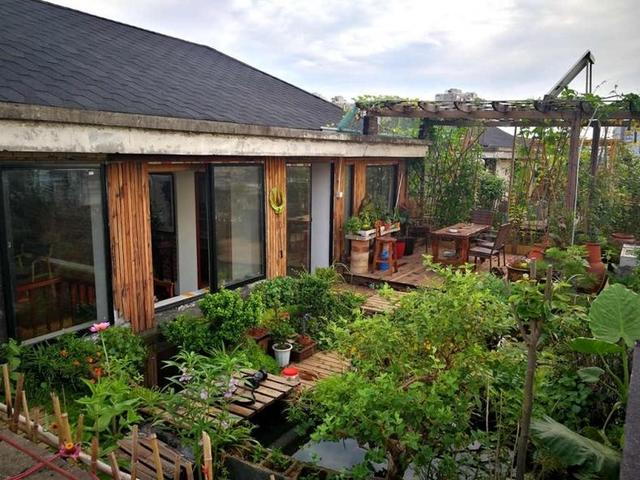 为了露台他买下顶楼,一番大改后过上了田园生活,让人羡慕!