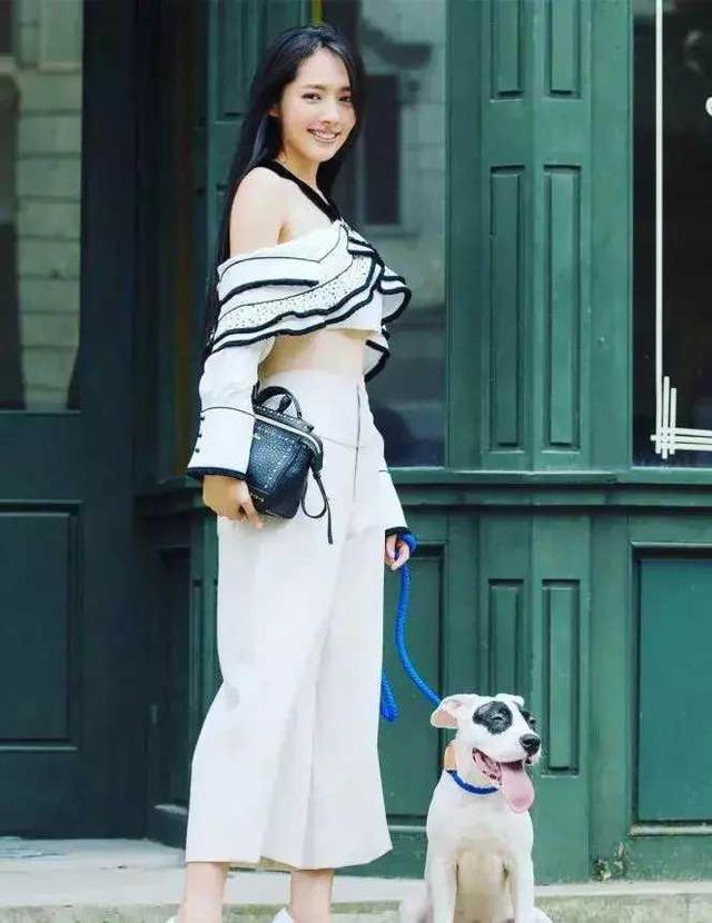 郭碧婷|37岁郭碧婷身穿露脐装遛狗：少女心藏不住，被指“摆拍第一名”