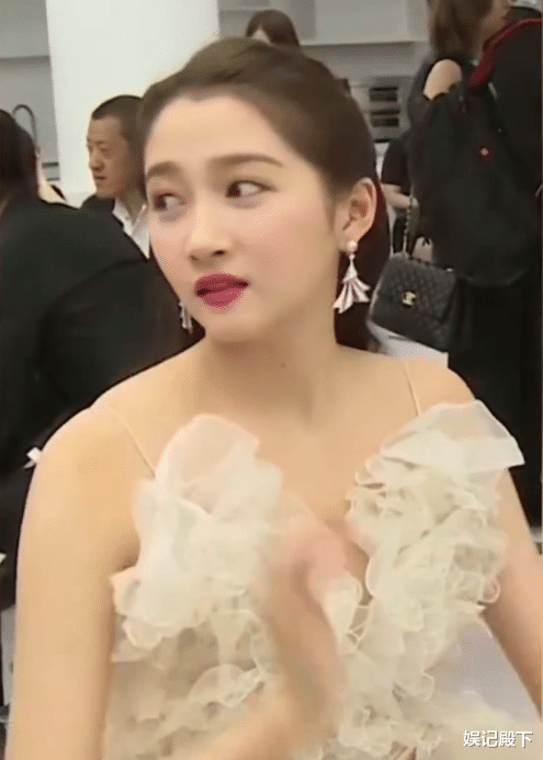 关晓彤|恭喜,鹿晗关晓彤婚纱照曝光,此前曾被拍到买钻戒,两人已同居多时!