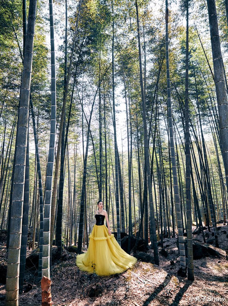 黄奕|44岁黄奕拍时尚写真大片，置身广西丛林秘境，身穿纱裙美如仙女