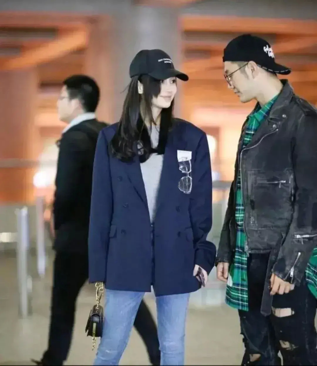 黄晓明|黄晓明夫妇罕见机场同框照，baby穿西装端庄，晓明哥歪戴帽也很潮