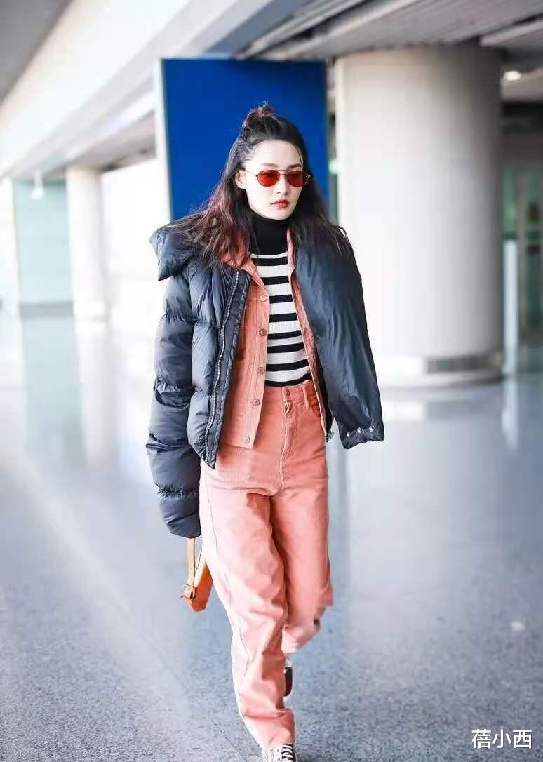 李沁|李沁真的太会穿了，皮毛一体外套+撞色围巾，简约时髦还特显气场