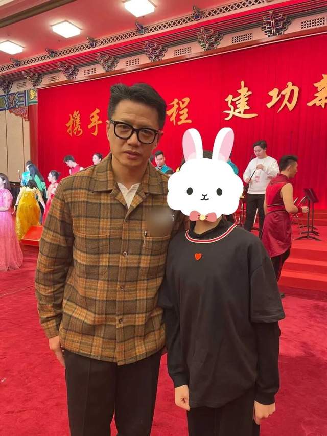 段奕宏|刘德华段奕宏上新闻联播！帅气得令人挪不开眼，张韶涵红裙站c位